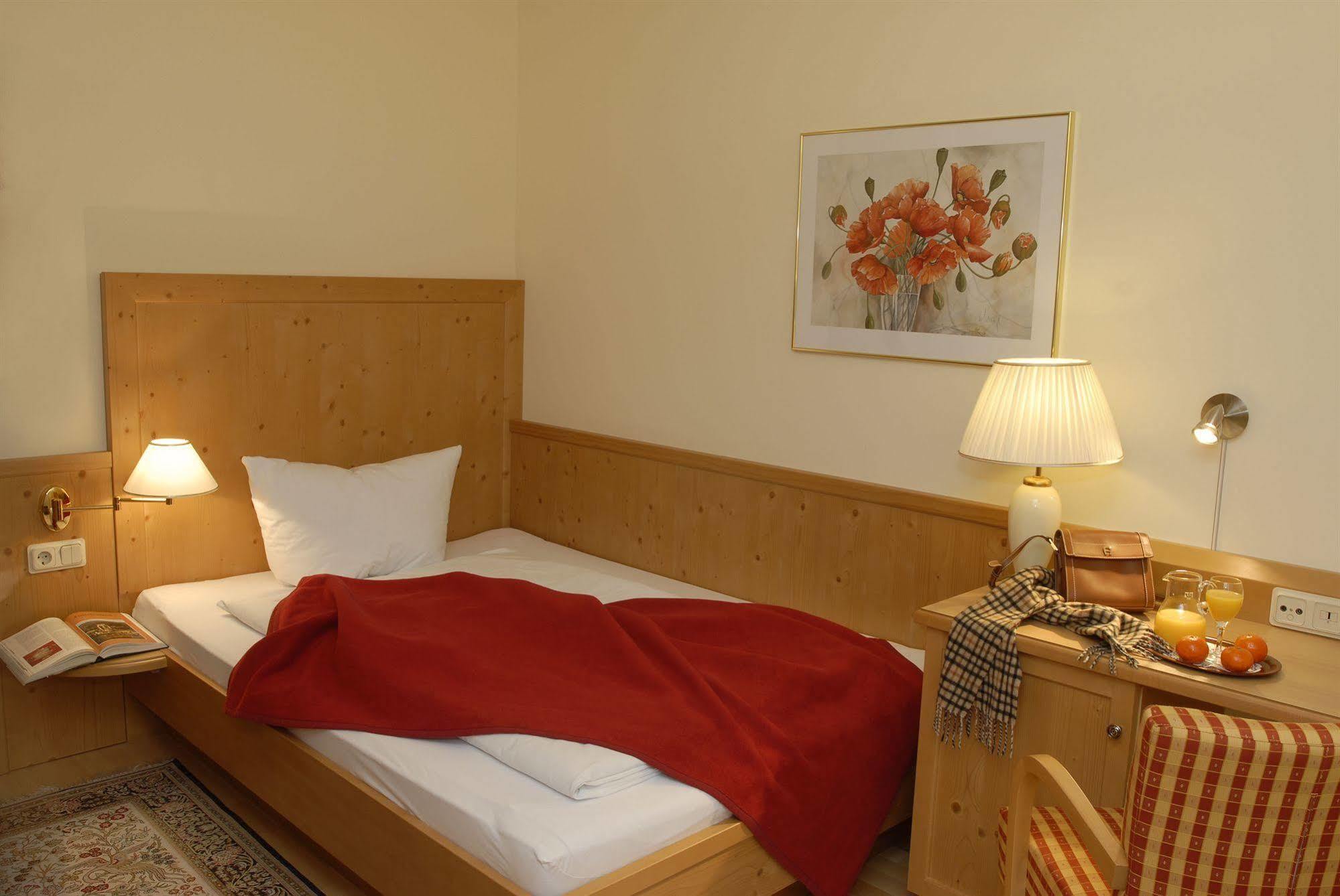 Airport-Hotel Fortuna Lautzenhausen Extérieur photo